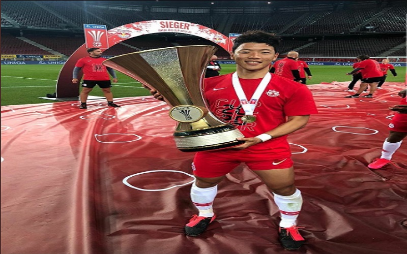 Hwang Hee Chan Hwang Hee Chan menjuarai Piala Austria 2019/2020 bersama RB Salzburg (foto: Twitter)