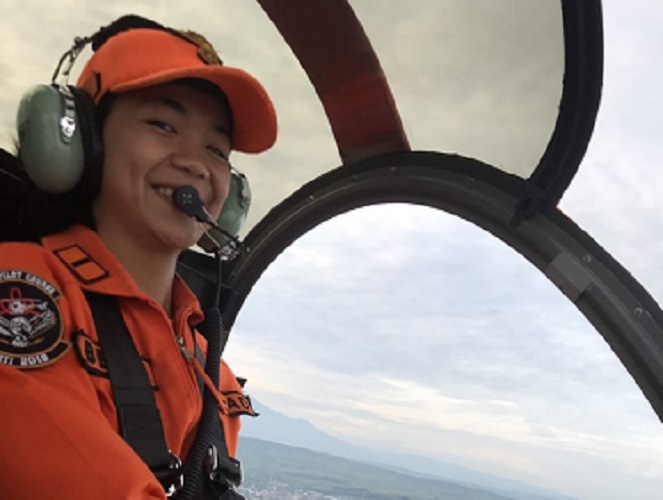 Penerbang AD Letda Alberta Injilia Penerbang AD Letda Cpn (K) Alberta Injilia di bali kemudi Helikopter Bell 412. (Foto: Pendam Kodam XII Tanjungpura)