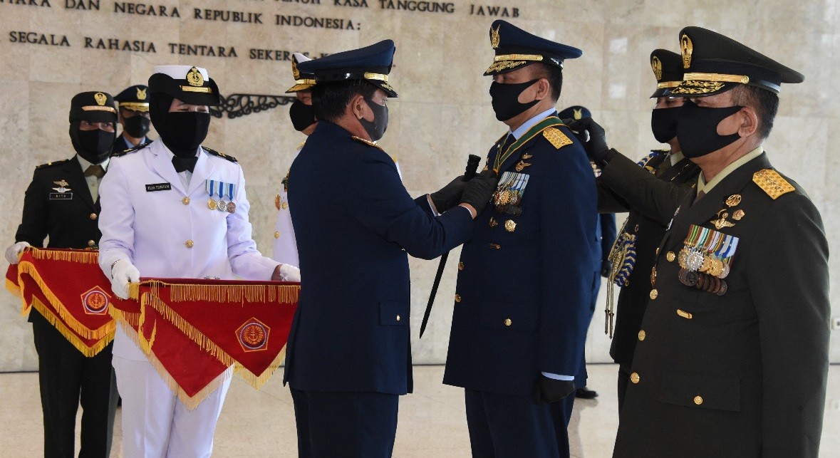 Panglima Tni 3 Ist Panglima TNI Marsekal Hadi Tjahjanto menyematkan tanda kehormatan Bintang Dharma kepada KSAL Laksamana Yudo Margonodan KSAU Marsekal TNI Fadjar Prasetyo di Mabes TNI, Cilangkap, Jakarta, Selasa (2/6/2020). (Foto: ist)