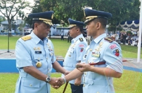 Purwoko Blur Petugas Polsek KPTE Semarang mengamankan sejumlah senjata tajam dari seorang pria. (Foto: iNews/Taufik Budi)