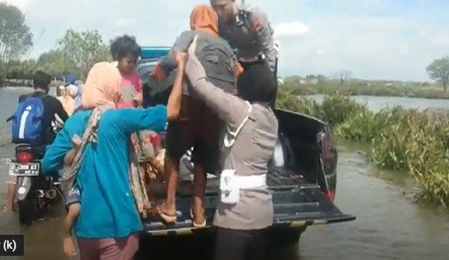 4 Banjir Rob Pklg1 Petugas Polres Pekalongan mengevakuasi warga korban banjir rob. (Foto: iNews/Suryono Sukarno)