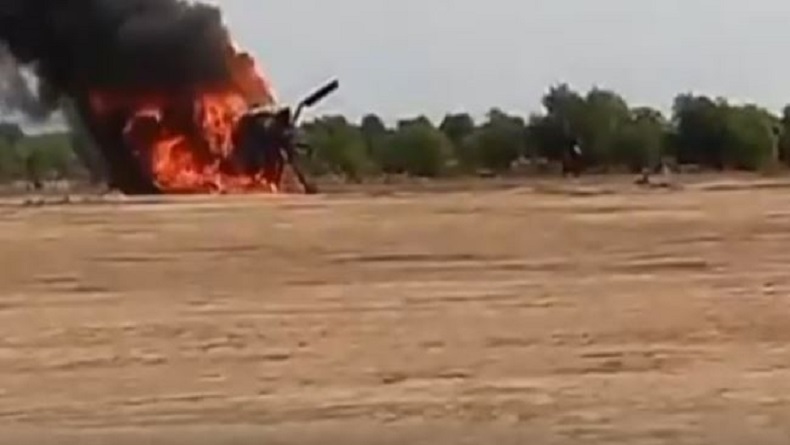 helikopter tni ad jatuh4 Asap hitam membubung tinggi dari helikopter TNI AD yang jatuh dan terbakar di Kendal, Jateng, Sabtu (6/6/2020). (Foto: Istimewa)