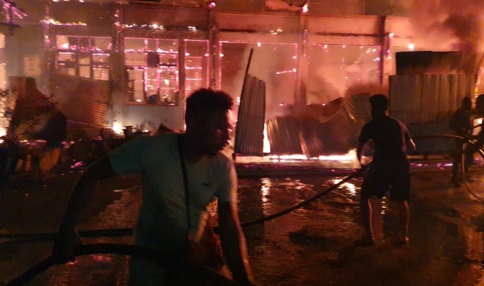 11 Kebakaran2 Warga bersama TNI-Polri berupaya memadamkan api yang membakar Hotel Tabita di Distrik Sentani, Jayapura. (Foto: iNews)