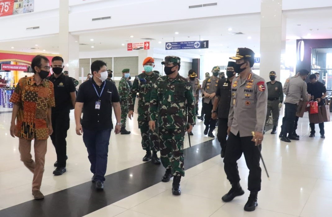 Panglima Tni Kapolri 5 Ist Panglima TNI Marsekal Hadi Tjahjanto dan Kapolri Jenderal Polisi Idham Azis saat meninjau pelaksanaan disiplin protokol kesehatan di Kepri Mall Batam, Kepulauan Riau (Kepri), Jumat (12/6/2020). (Foto: ist)