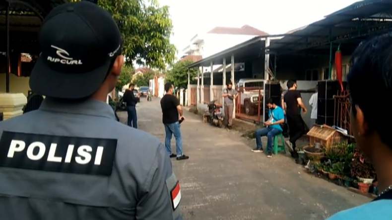 Polisi olah TKP Polisi olah TKP di lokasi penusukan temannya (Muhammad David/iNews)