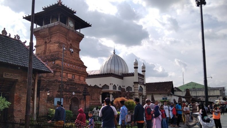 Objek wisata Menara Kudus ramai didatangi wisatawan. (Foto: Antara).