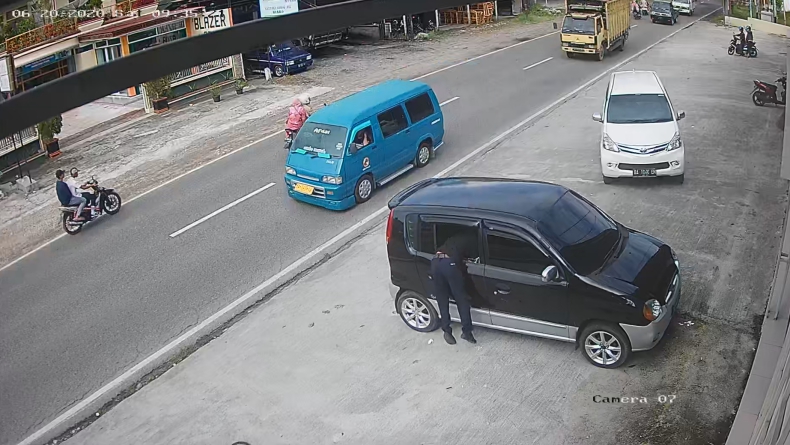 Pecah kaca mobil Pelaku saat mengambil barang dari jok belakang mobil ibu-ibu di Agam Sumbar (Wahyu Sikumbang/iNews)