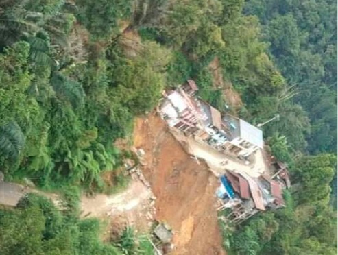 26- longsor Longsor melanda Kota Palopo, Sulsel. Akibat kejadian itu, jalur ke Toraja putus dan sejumlah rumah amblas. (Foto: istimewa)