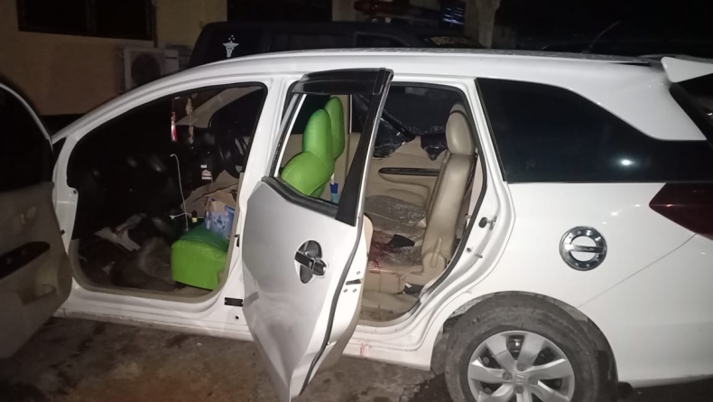 Mapolres OKI ditabrak mobil Mobil yang dikendarai pelaku saat serang Mapolres OKI (Istimewa)
