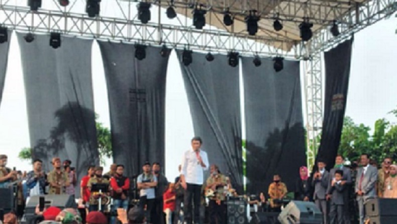rhoma irama di pamijahan Gugus Tugas Covid-19 Kabupaten Bogor menyesalkan sejumlah artis dangdut ibu kota termasuk Rhoma Irama yang manggung di Pamijahan Kabupaten Bogor, Minggu (28/6/2020). (Foto: Ist)