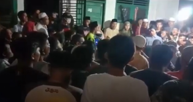 Massa masih bertahan di balai desa mendesak kepala desa mundur dari jabatannya di Mandailing Natal. (Foto: iNews/Ahmad Husein Lubis)