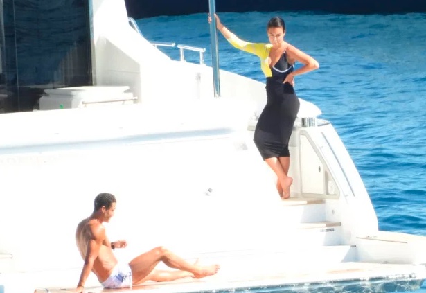Georgina Rodriguez 2 Cristiano Ronaldo (kiri) berlibur bareng sang pacar, Georgina Rodriguez, di kapal pesiar mewah, akhir pekan lalu. (Foto: Instagram @georginagio)