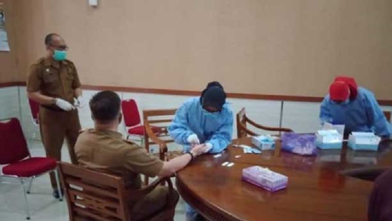 Rapid test terhadap ASN di Takalar ASN menjalani rapid test untuk mencegah penularan Covid-19. (Foto: Sindonews).