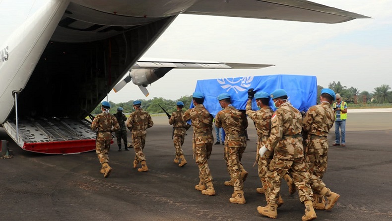 Jenazah Pelda Anumerta Rama Wahyudi2 Jenazah Pelda Anumerta Rama Wahyudi Tiba Malam Ini di Tanah Air Jenazah Pelda Anumerta Rama Wahyudi, personel Satgas Kizi TNI Konga XX-Q/Monusco yang gugur di wilayah Kongo, diberangkatkan ke tanah air, Kamis (2/7/2020). (Foto: Puspen TNI)