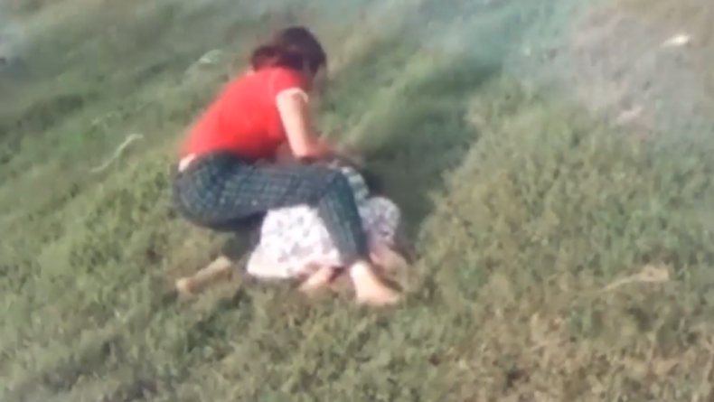 Video penganiayaan Aksi penganiayan yang dilakukan di tengah lapangan di Kota Padang, Sumbar (Budi Sunandar/iNews)