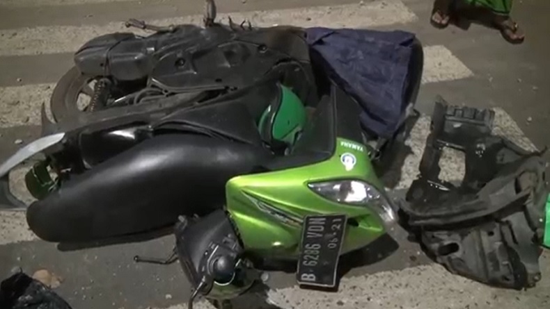 Tabrak Lari Pengendara sepeda motor menjadi korban tabrak lari di Jalan KH. Mas Mansyur, Tanah Abang, Jakarta Pusat, Sabtu (4/7/2020) subuh. (Foto: iNews/ Miftahul Ghani).