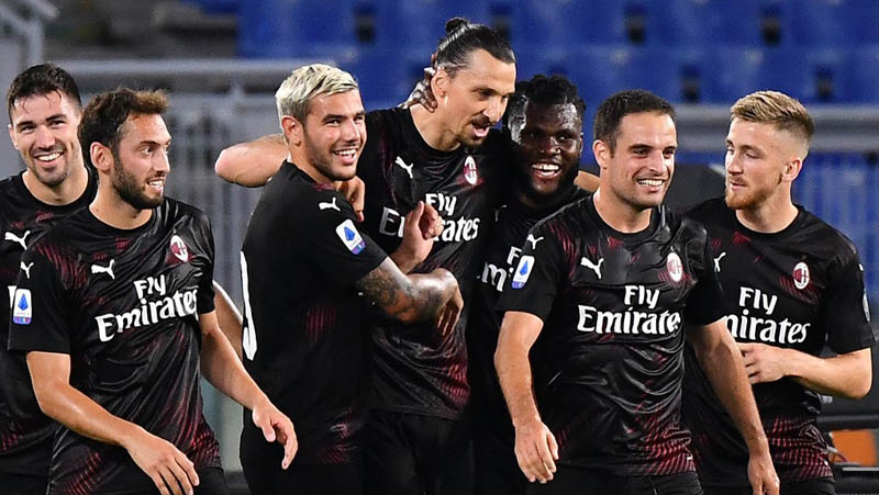 Para pemain AC Milan merayakan gol mereka ke gawang Lazio pada giornata ke-30 Serie A di Stadio Olimpico, Minggu (5/7/2020) dini hari WIB. (Foto: AFP)
