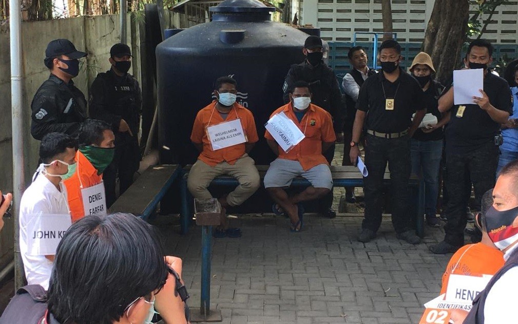 Rekonstruksi John Kei Rizky Rekonstruksi kasus pembunuhan berencana, perusakan dan kepemilikan senjata tajam John Kei dan anak buahnya, Senin (6/7/2020). (Foto: iNews).