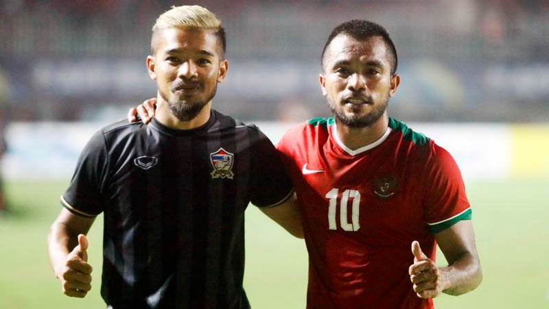 Zulham Kembar Zulham Zamrun (kanan) berfoto bareng dengan Pratum Chuthong. (Foto: Okezone)