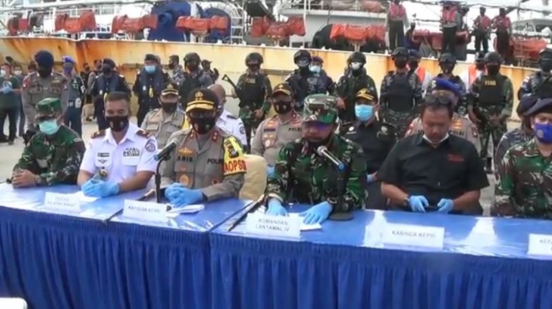 pengamanan kapal china di kepri Kapolda Kepri Irjen Pol Aris Budiman dan Danlantamal IV Laksamana Pertama Indarto Budiarto menggelar konferensi pers penangakapan dua kapal China di Batam, Kepri, Rabu (8/7/2020). (Foto: iNews/Gusti Yennosa)