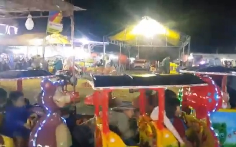 Suasana pasar rakyat di alun-alun kidul Kota Solo Suasana pasar rakyat di alun-alun kidul Kota Solo (Foto: iNews/Septiyantoro)