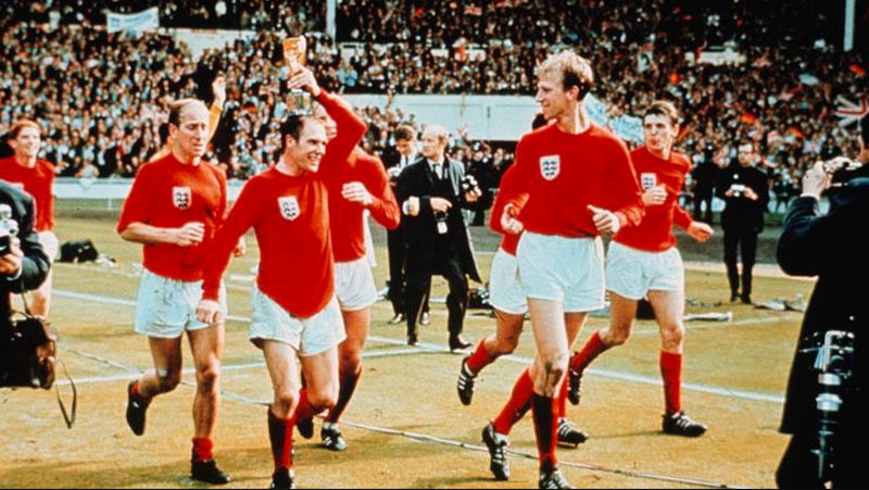Timnas Inggris Piala Dunia 1966 Jack Charlton (kedua kanan) bersama Timnas Inggris menjuarai Piala Dunia 1966. (Foto: Sky Sports)