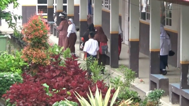 Solok Sekolah Siswa dan orang tua di Solok yang sudah terlanjur datang ke sekolah. Padahal KBM digelar secara online (Budi Sunandar/iNews)