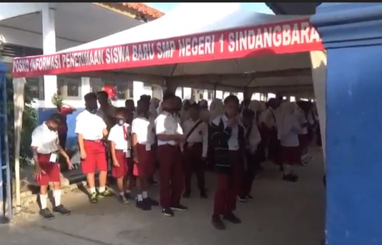 Kegiatan pengenalan lingkungan sekolah di Cianjur. Selasa (14/7/2020) (Foto iNews/Andi Ichsan).