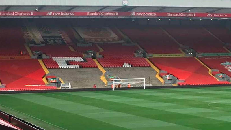 Tribune di belakang gawang Anfield dipersiapkan untuk panggung perayaan juara Premier League. (Foto: Givemesport)