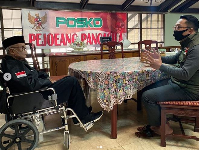 Gubernur Jabar Ridwan Kamil bertemu tokoh Solihin GP atau Mang Ihin. Rabu (15/7/2020) (Foto Instagram).