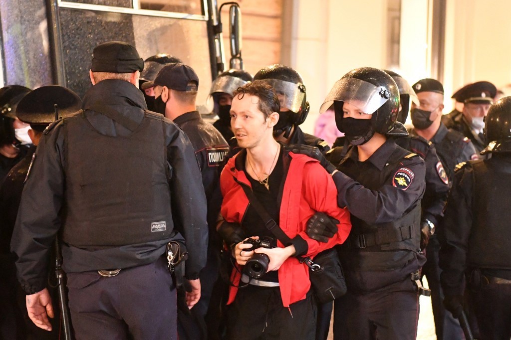 000 1V88ZT Seorang fotografer juga ditangkap polisi Rusia saat berlangsungnya aksi massa di Kota Moskow, Rabu (16/7/2020). (Foto: AFP)