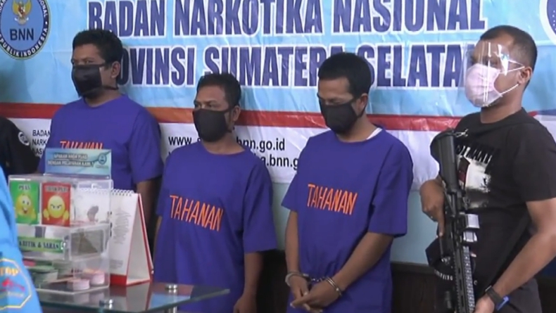 BNNP Sumsel-1 Tiga pengedar sabu dan ekstasi yang ditangkap BNNP Sumsel (Muhamamd David/iNews)