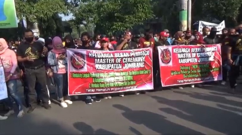 demo pekerja acara hajatan di jombang Massa pekerja acara hajatan berdemonstrasi ke kantor Bupati Jombang, Jawa Timur, Senin (20/7/2020). (Foto: iNews/Mukhtar Bagus)