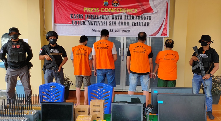 Para Pelaku pemalsuan aktivasi sim card seluler Para Pelaku pemalsuan aktivasi sim card seluler yang ditangkap Timsus Maleo Polda Sulut
