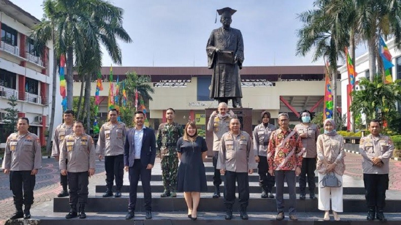 PTIK Fell Cambridge Assessment English menyerahkan sertifikat kepada perwakilan 49 mahasiswa Perguruan Tinggi Ilmu Kepolisian (PTIK), Kamis (23/7/2020). (Foto: iNews.id/ Felldy Utama).