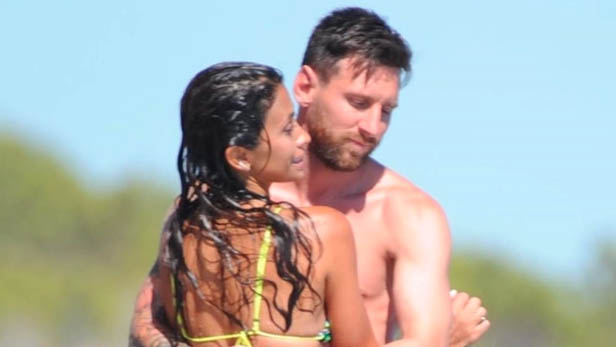 Messi dan Istri Lionel Messi memeluk istrinya, Antonela Roccuzzo, di pulau Ibiza menggunakan kapal pesiar mewah, pekan ini. (Foto: The Sun)
