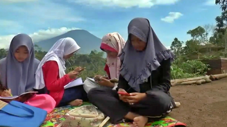 Pelajar pagaralam Pelajar di Pagaralam Sumsel harus lewat hutan dan naik bukit untuk dapat sinyal internet (Yuddy Faifman/iNews)
