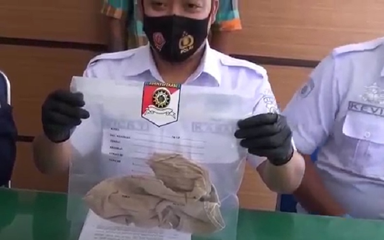 Pemulung curi celana dalam perempuan buleleng Polres Buleleng mengamankan pemulung yang mencuri celana dalam perempuan, Rabu (29/7/2020). Pelaku Agus alias Akok mengaku mencuri untuk memenuhi nafsu seksual. (iNews.id/Pande Wismaya)