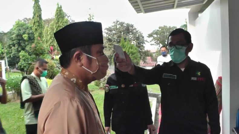 Herman Deru Salat Id Gubernur Sumsel Herman Deru salat Idul Adha di musala kediamannya (Bambang Irawan/iNews)