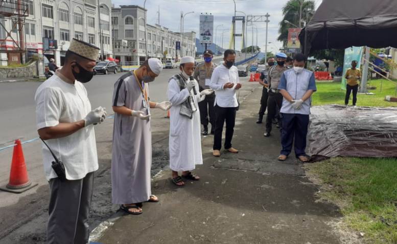 Kapolresta Manado doakan Pemotongan Hewan Kurban Kapolresta Manado doakan Pemotongan Hewan Kurban (Foto : iNews.id/Arther)