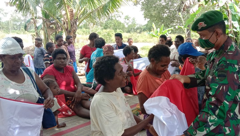Satgas Pamtas RI-PNG Yonif 125/Simbisa Satgas Pamtas RI-PNG Yonif 125/Simbisa berdialog dengan warga saat membagikan Bendera Merah Putih kepada warga Kampung Sota dan Kampung Toray, Distrik Sota, Kabupaten Merauke, Papua, Jumat (31/7/2020). (Foto: Puspen TNI)