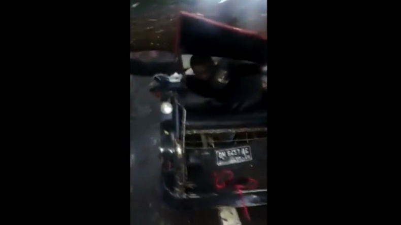 Betor ringsek Becak motor ringsek yang tertimpa pohon di Gorontalo, Sulsel (Zainal Ahmad/iNews)