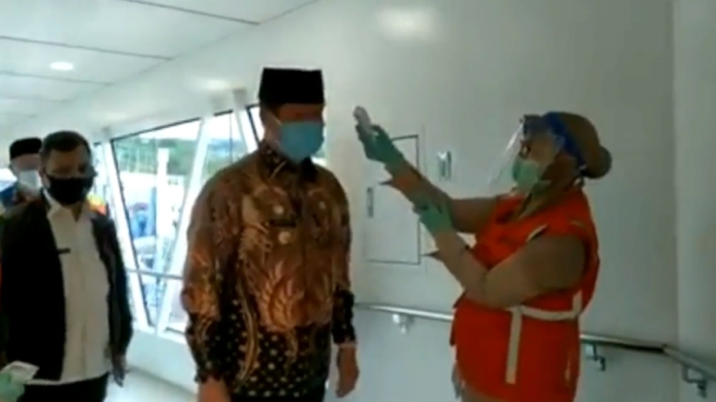 Gubernur Kepulauan Riau-1 Gubernur Kepulauan Riau Isdianto saat tiba di bandara (Gusti Yennosa/iNews)