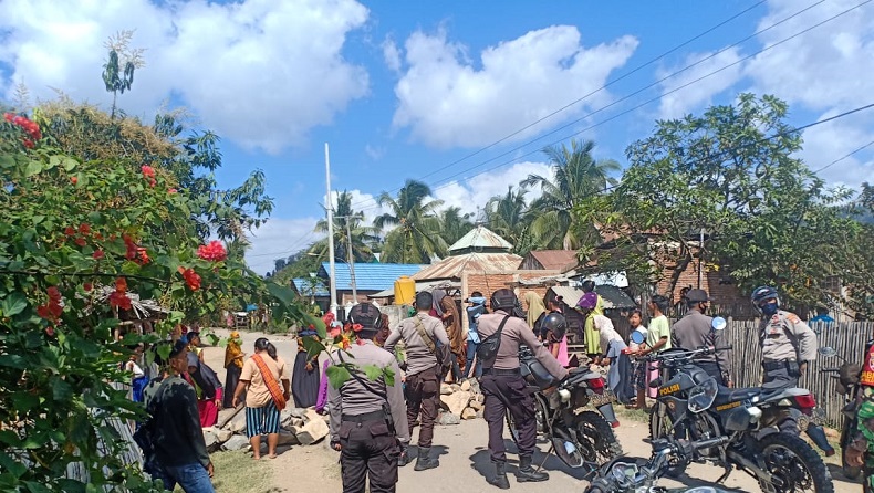 Polisi mendatangi warga yang memblokir jalan Polisi mendatangi warga yang memblokir jalan dengan cara menebang pohon, serta menggunakan kayu dan batu di Desa Waro, Kecamatan Monta, Bima, NTB, Sabtu (1/8/2020). (Foto: iNews/Edy Irawan)