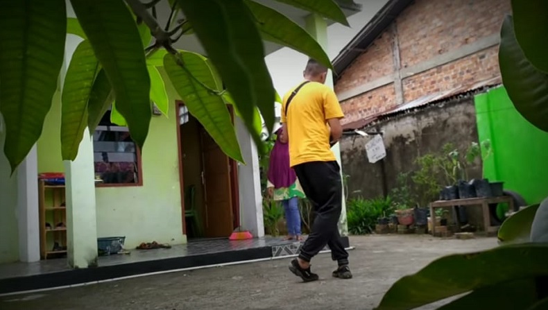 Tangkapan layar video prank Tangkapan layar video prank bagi-bagi plastik daging hewan kurban yang ternyata berisi sampah oleh YouTuber dengan akun Edo Putra Official. (YouTube)