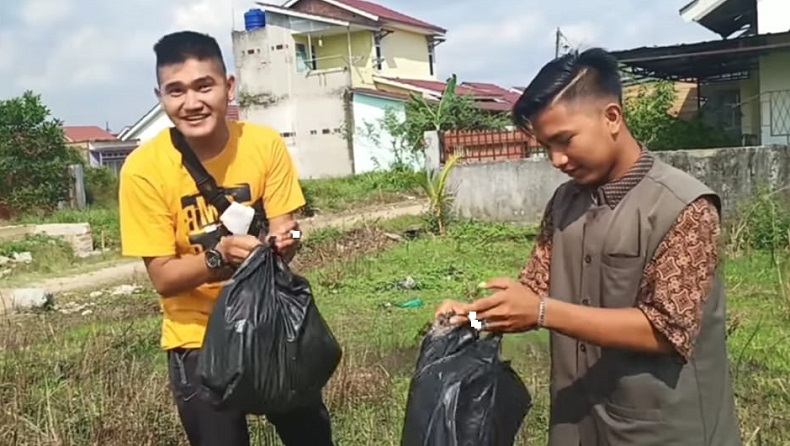 video prank Tangkapan layar video prank bagi-bagi daging hewan kurban yang ternyata berisi sampah oleh YouTuber dengan akun Edo Putra Official. (YouTube)