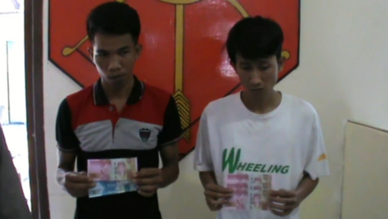 pelaku upal Dua pelaku pengedar uang palsu di OKU, Sumsel (Widori Agustino/iNews)