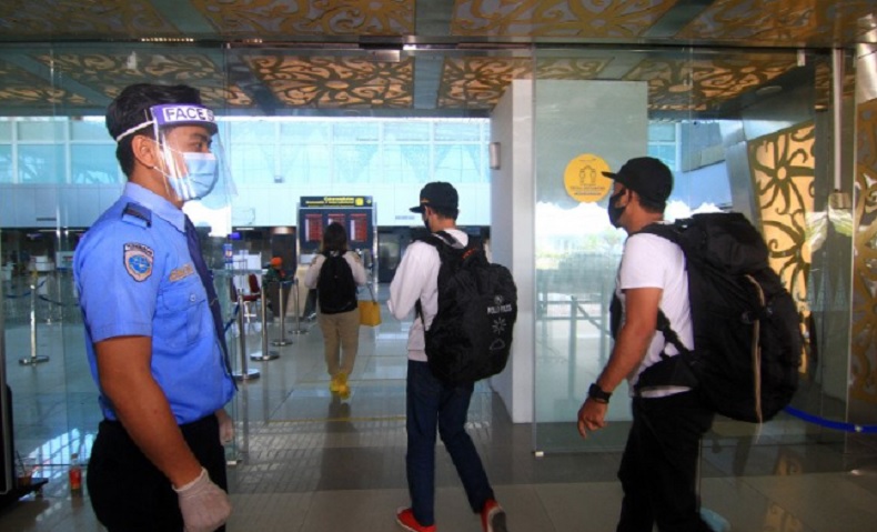 Penumpang di bandara supadio Petugas mengawasi penumpang di terminal kedatangan Bandara Supadio, Pontianak, Kalimantan Barat. (Antara)