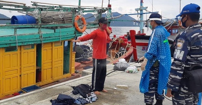 KRI Bung Tomo 2 Ist Kapal Republik Indonesia (KRI) Bung Tomo 357 saat menangkap dua unit Kapal Ikan Asing (KIA) berbendera Vietnam di wilayah Landas Kontinen perairan Indonesia, Natuna, Kepulauan Riau pada Rabu, 12 Agustus 2020, pukul 03.00 WIB. (Foto: ist)