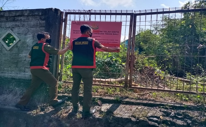 Aset Tanah Milik tersangka Tri Nugraha Penyidik Kejati Bali menyita tanah kosong seluas 250 meter persegi di Kuta Utara terkait kasus Tri Nugraha. (Foto : Dewi Umaryati)